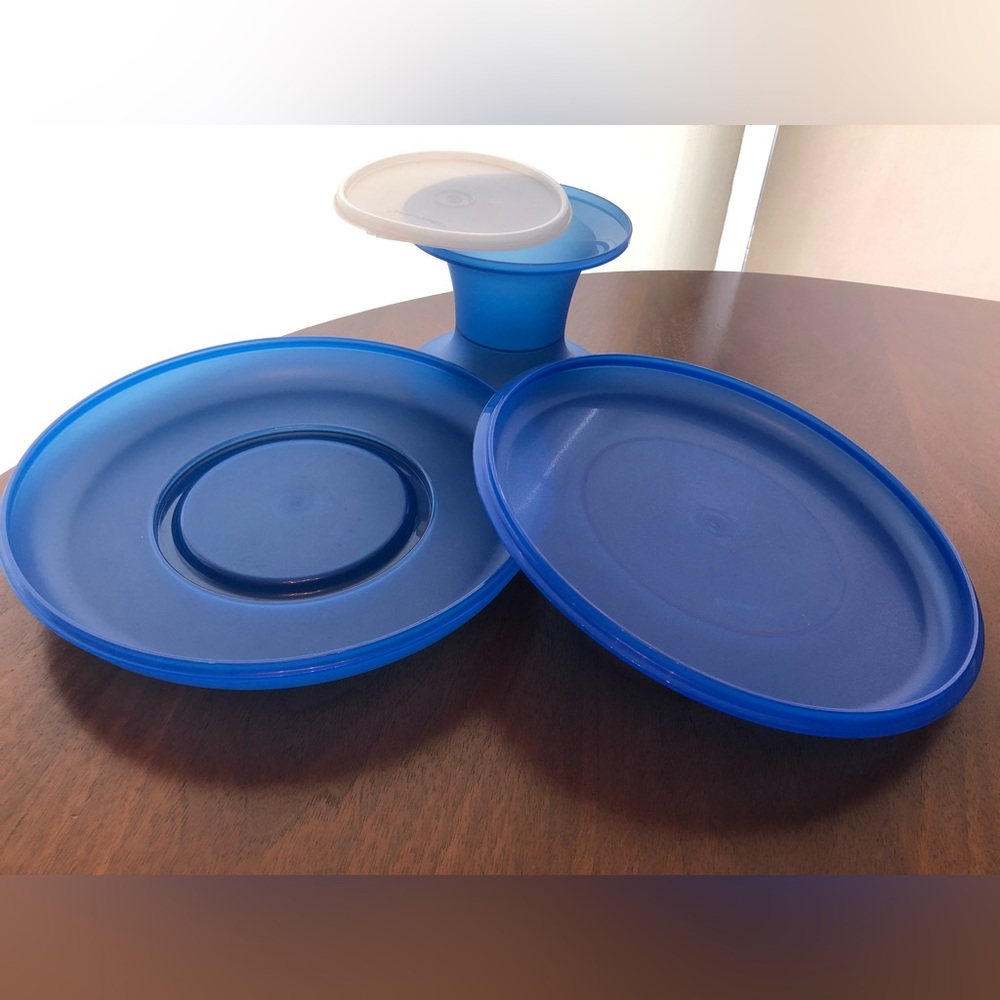 NEW Tupperware Pie or Cake server